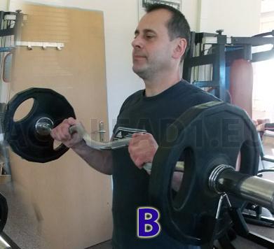 technika cviku - Obrátený bicepsový zdvih  s SZ-tyčou v stoji