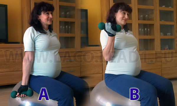 Cvik - Tehotenské cviky - bicepsové zdvihy na fitlopte