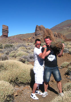 Juraj s kamarátom Mariánom “Tajfúnom” pod sopkou El Teide